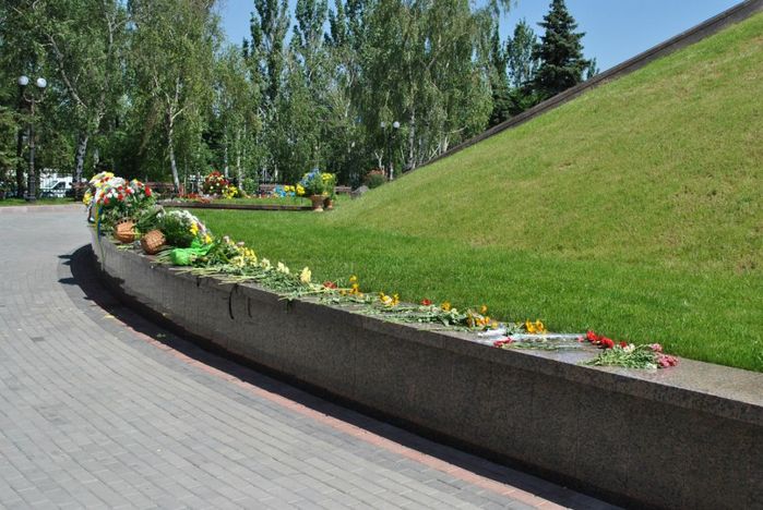 Цветы погибшим героям Великой Отечественной вонйы 1941-1945